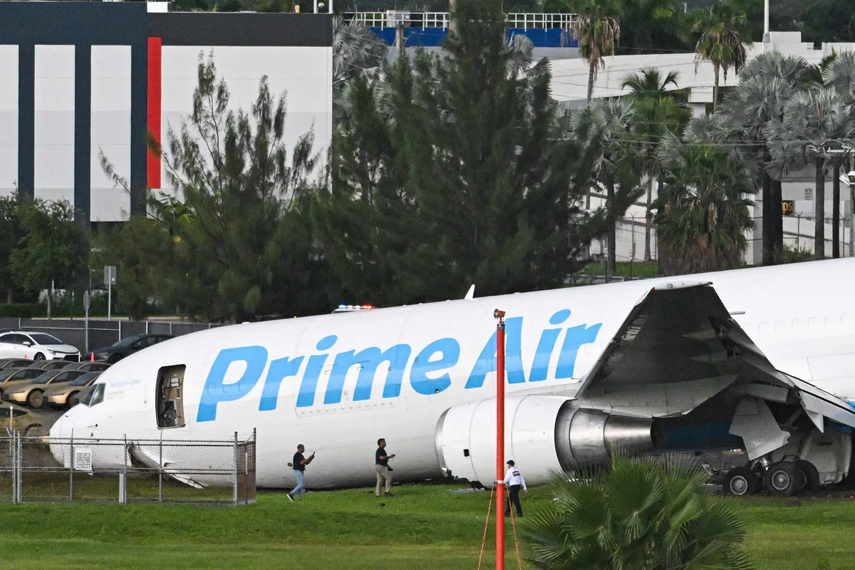 Los videos y fotos del avión de Amazon que se despistó en Miami, chocó autos y dejo al menos cinco muertos