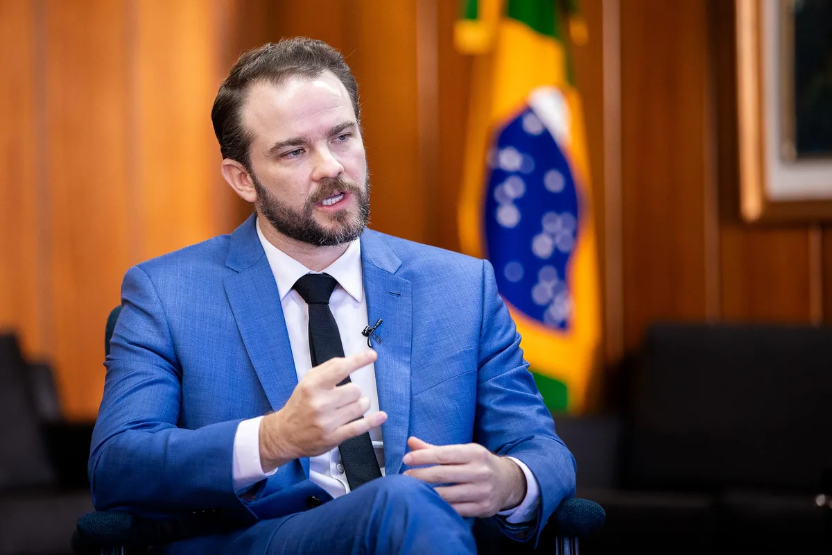 Ministro da Fazenda espera retomada da relação com os Estados Unidos após eleições e diz que Brasil não se dobra