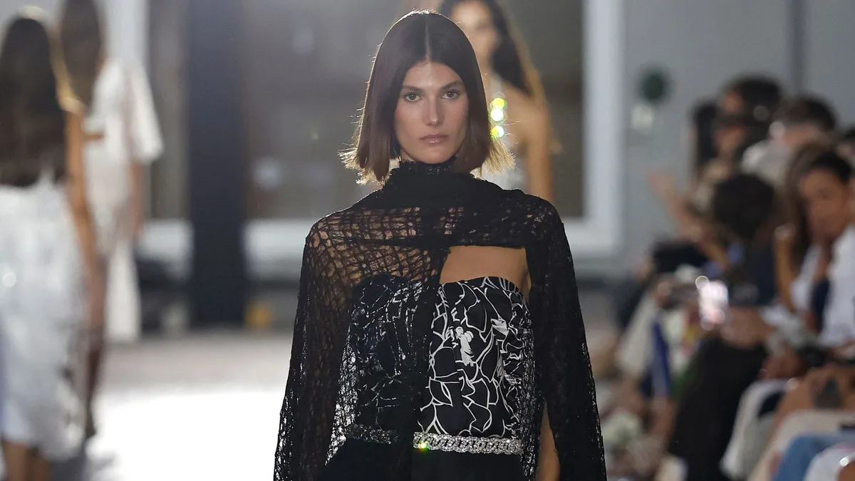 Alvarno regresa después de cinco años para clausurar la Mercedes-Benz Fashion Week Madrid con una atrevida propuesta de noche y fiesta