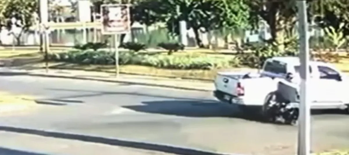 VÍDEO: Motociclista bate em caminhonete e fica ferido em MG