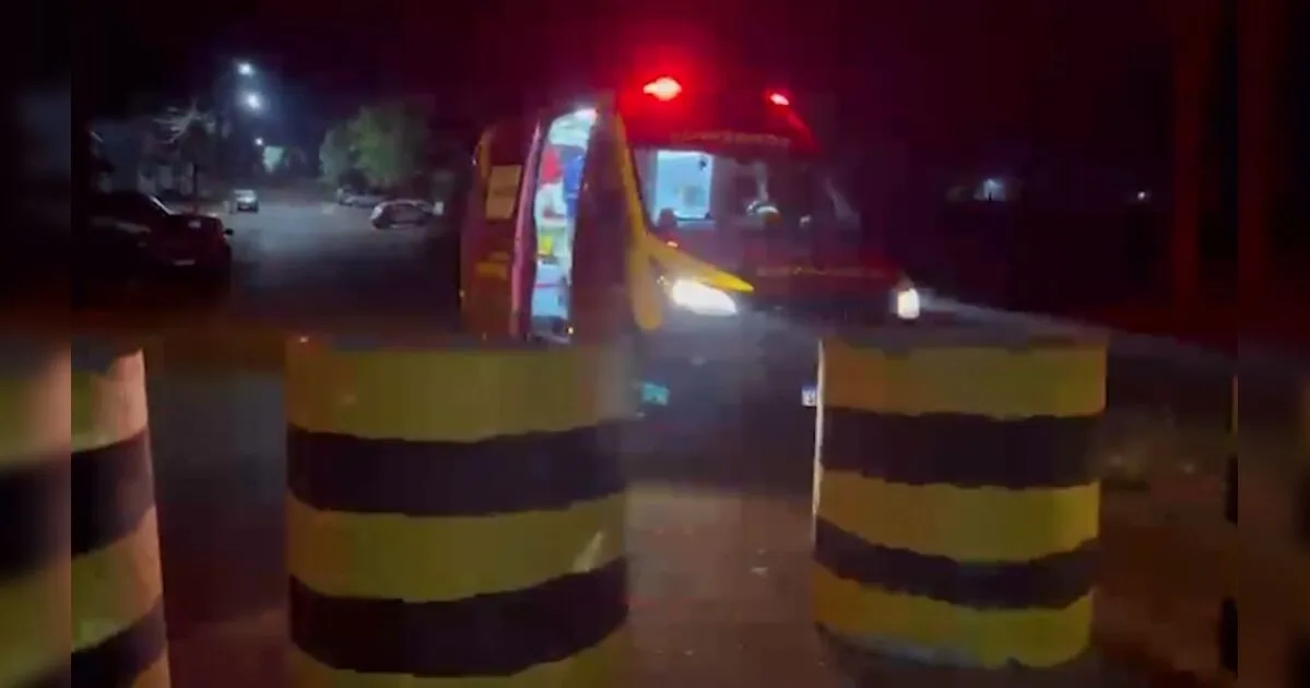 Motoboy tenta passar por área isolada, bate em barreira de concreto e fica ferido