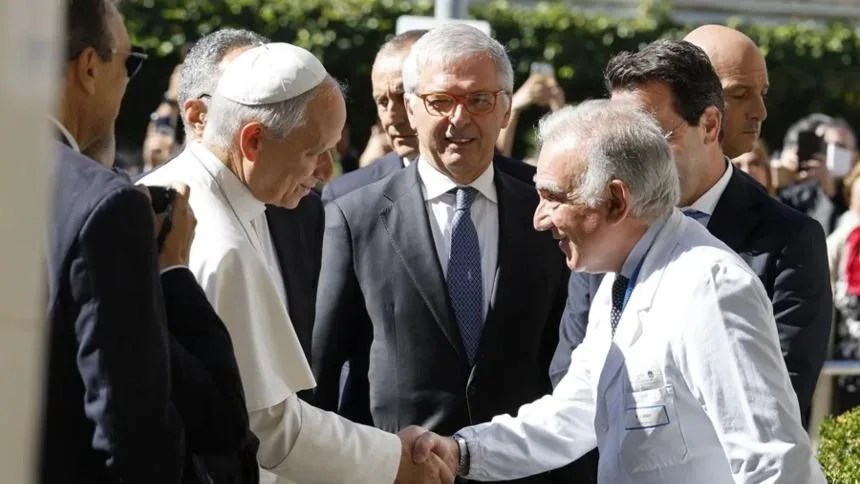 La razón por la que el papa León XIV será operado en Roma, feligreses rezan por su salud