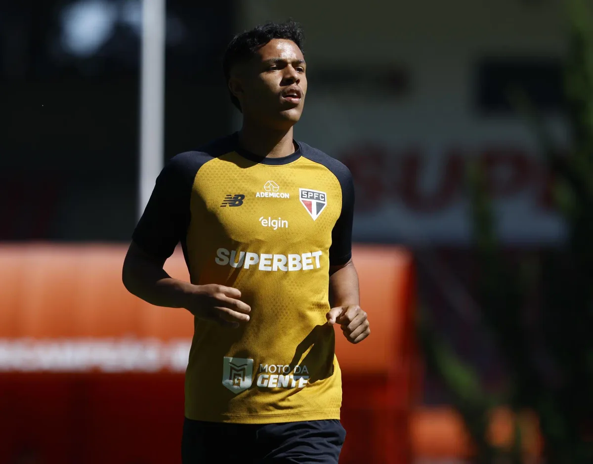 Joia da base do São Paulo volta aos relacionados e mira chance com Dorival