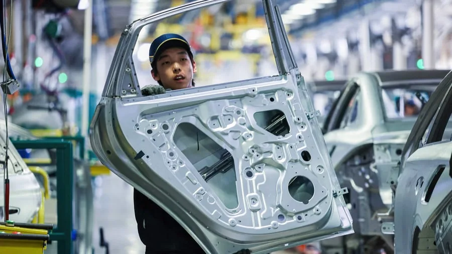 Autoindustrie: Werkbank oder raus: Chinesischer Zulieferer droht Mitarbeitern – und alarmiert Mercedes, BMW und VW