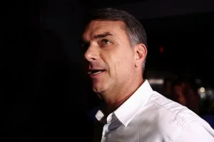 Palver: fim da 6×1 tem apoio de 74% nas redes, mas Flávio enfrenta desconfiança
