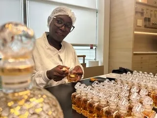 Elles ne sont que six en France à exercer ce métier : on a rencontré une « dame de table » chez un célèbre parfumeur