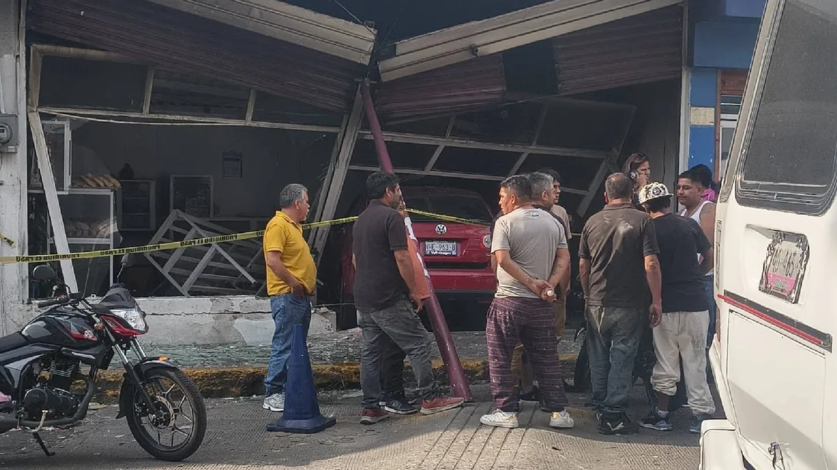 Auto se impacta contra panadería en Naucalpan y vecinos golpean a sus ocupantes