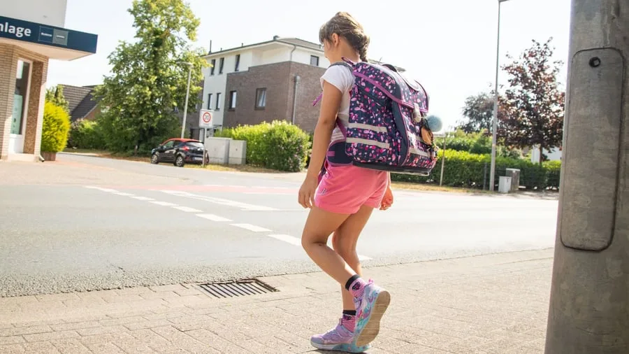 Schulstart: Rückenschmerzen beim Kind: Nein, der Ranzen ist nicht schuld