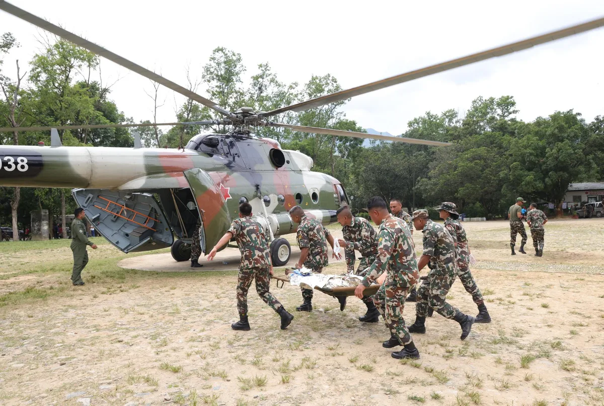 Helicópteros de rescate alcanzan puesto fronterizo entre China y Nepal sepultado por riada