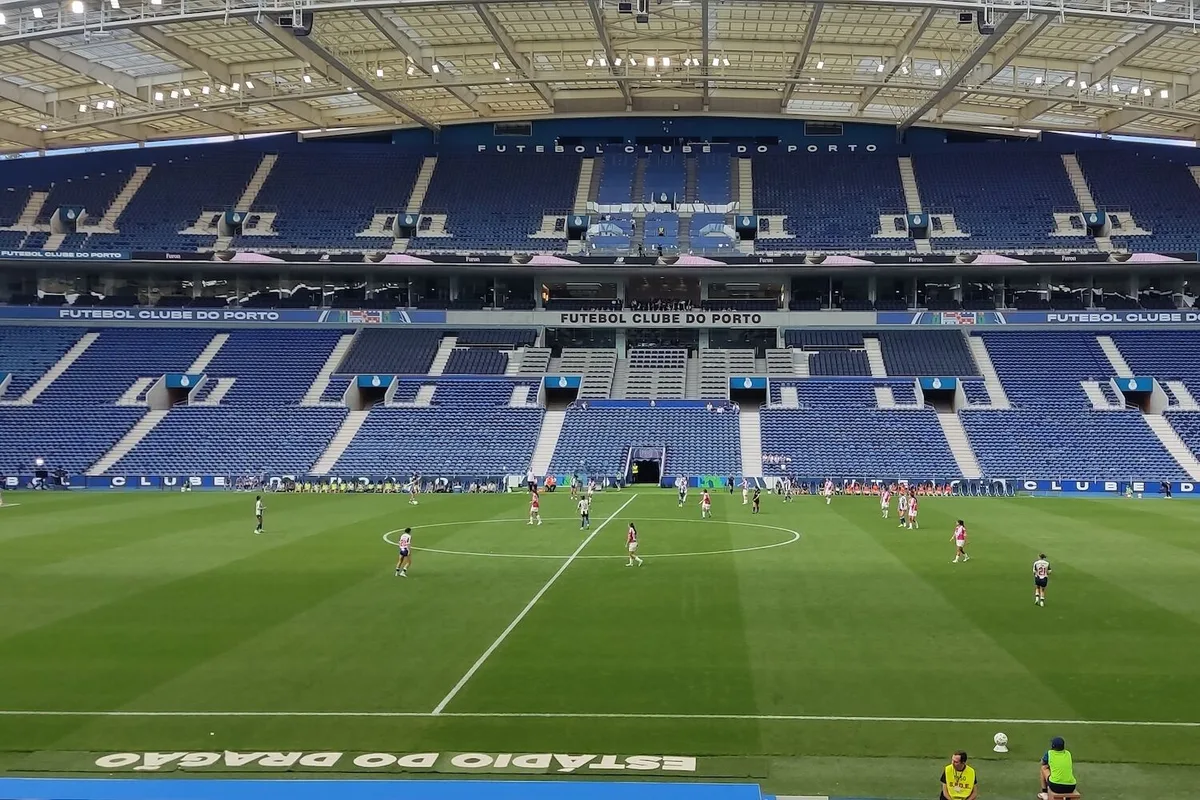 “Desligaram as luzes”, empurrões no túnel do Dragão: o intervalo agitado do FC Porto-Moreirense