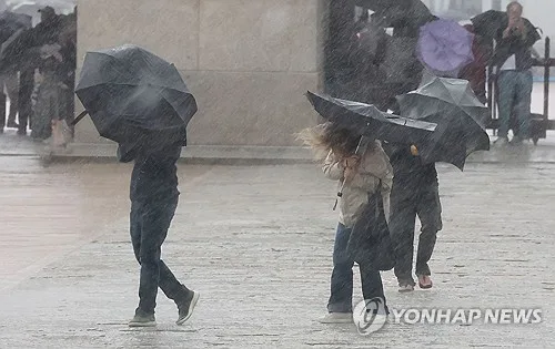가을비 그친 뒤 기온 평년 수준으로…남부는 아침까지 비 계속