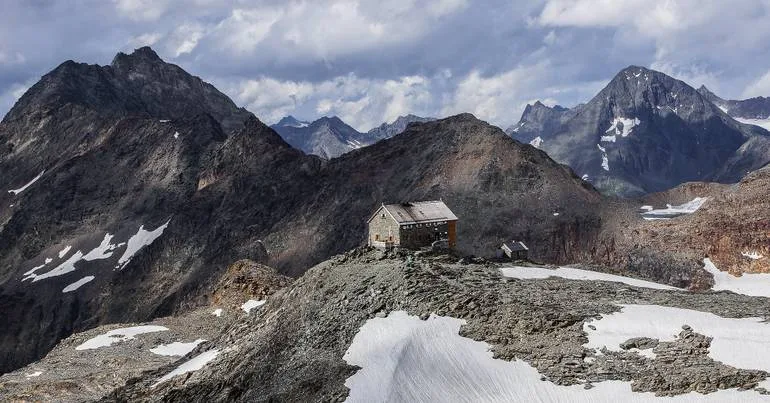 Homem recupera mochila que perdeu há 60 anos num glaciar