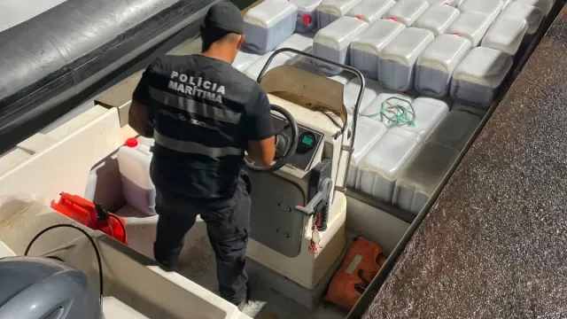 Apreendido em Almada barco abandonado com 6 mil litros de combustível