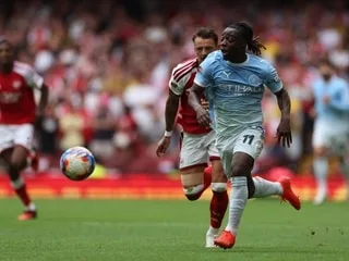 Premier League. Sorti sur blessure face à Arsenal, Jérémy Doku va manquer le début de saison avec Manchester City