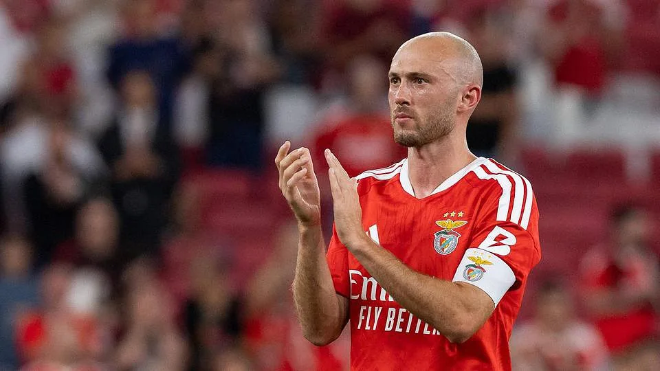 Benfica: Aursnes defende que «o jogo mudou» depois da expulsão