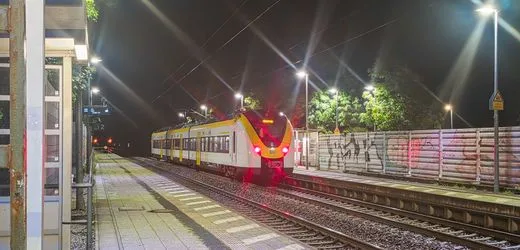 Karlsruhe: Bahnmitarbeiter aus Zug gestürzt – Landgericht bestätigt Ablehnung des Haftbefehls für Verdächtigen