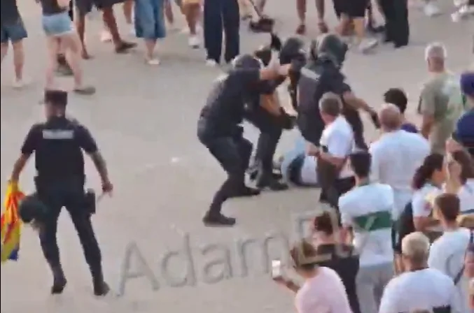 Marlaska ordena investigar a los Policías que cargaron contra aficionados del Barça tras la presión del independentismo