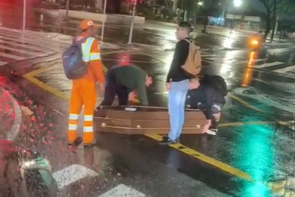 Caixão cai de carro funerário durante transporte na zona leste de SP