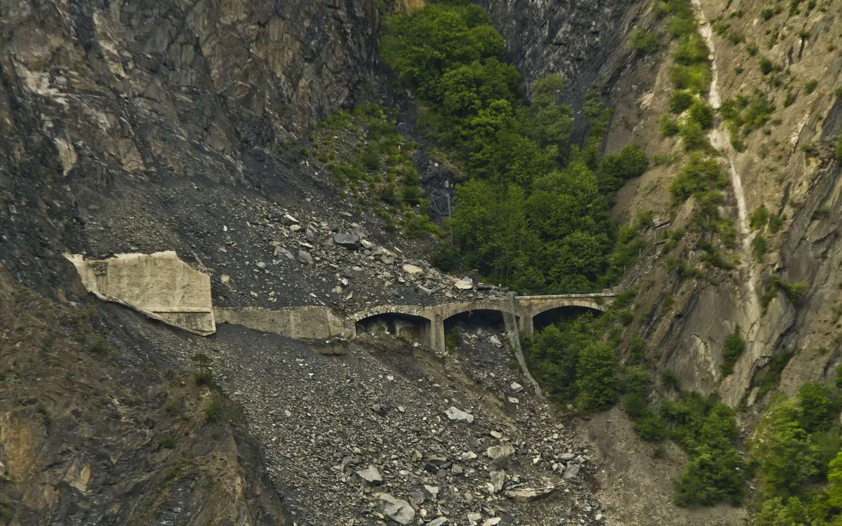 Une montagne peut-elle prévenir avant de s'effondrer ? Des chercheurs découvrent un indice inattendu : écouter les rochers !