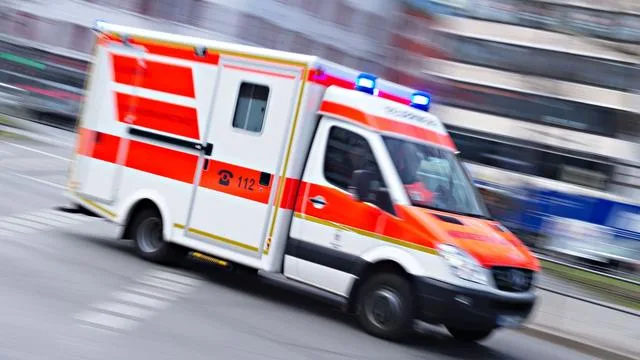 Rentner missachtet Vorfahrt: Radfahrerin über Motorhaube geschleudert – schwer verletzt