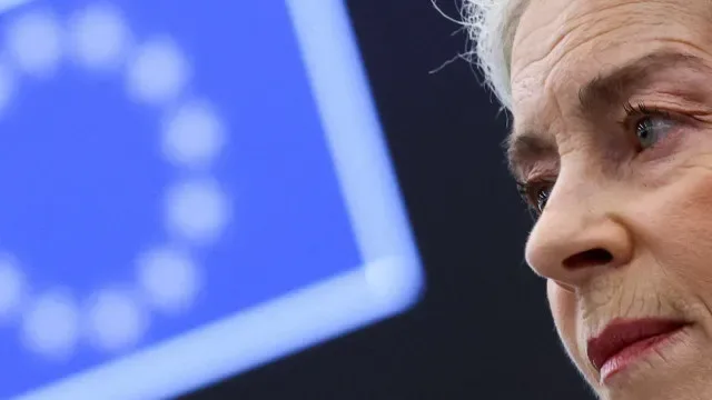 Von der Leyen quer tecnologia de IA com o "ser humano no controlo"