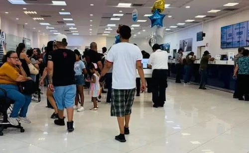 Usuarios hacen largas filas en Telcel para recuperar líneas suspendidas en Sonora; registro busca combatir delitos, entre ellos, la extorsión