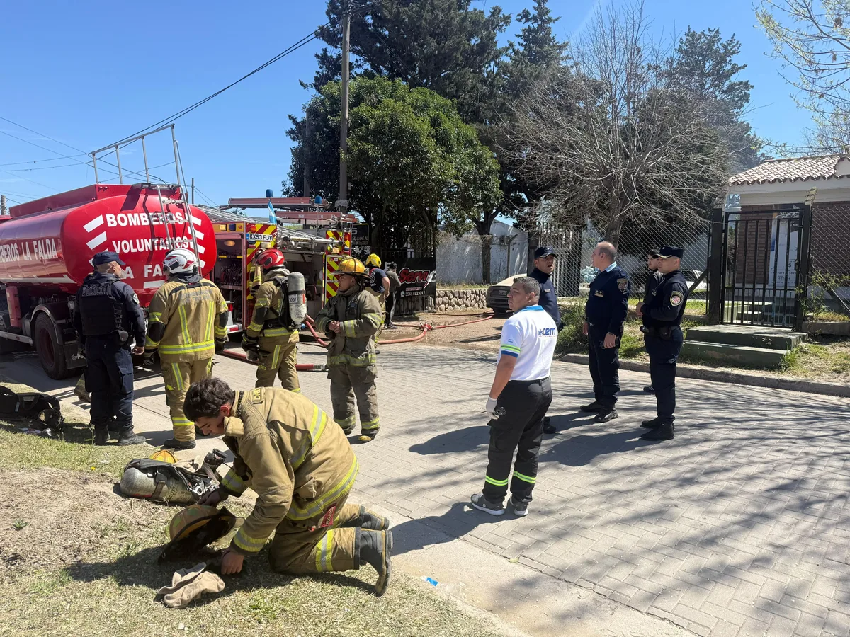 Feroz incendio en Córdoba: un hombre sufrió quemaduras después de que se prendió fuego un depósito de garrafas