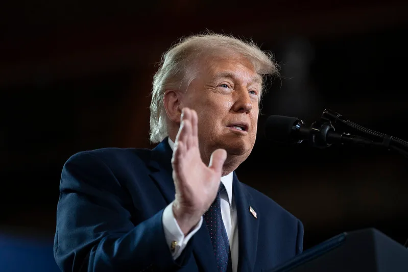 Trump ameaça bombardear Omã se país ‘atrapalhar’ acordo com Irã