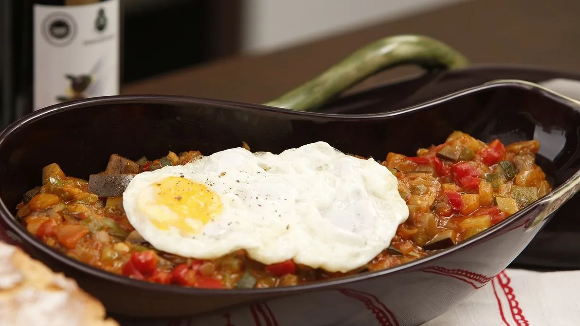 Un experto en nutrición español: "La comida más rica e ideal para perder grasa lleva huevo, garbanzo y esta verdura"