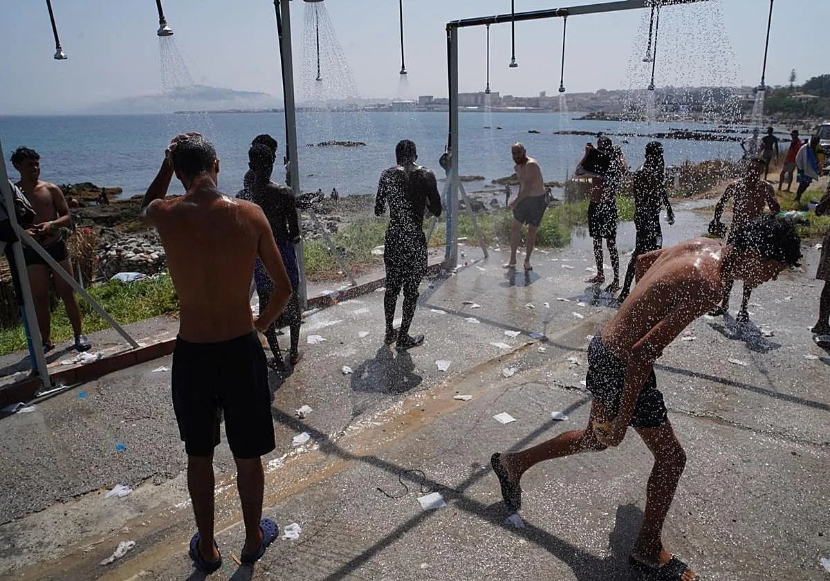 Última hora en Ceuta, en directo: decenas de inmigrantes logran saltar a la Península y noticias sobre la crisis migratoria hoy