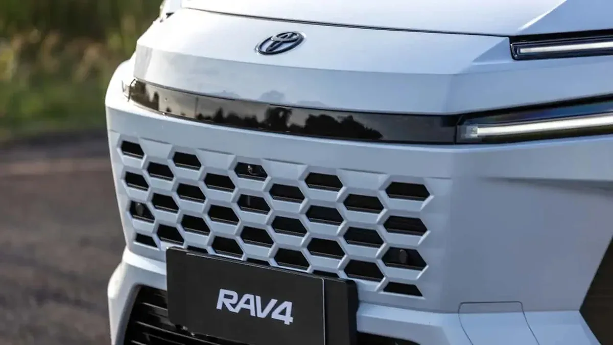 Toyota radicaliza em nova geração do RAV4 para encarar BYD Atto 8