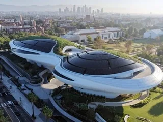 Le musée de George Lucas, aux airs de vaisseau spatial de « Star Wars », ouvre ses portes à Los Angeles