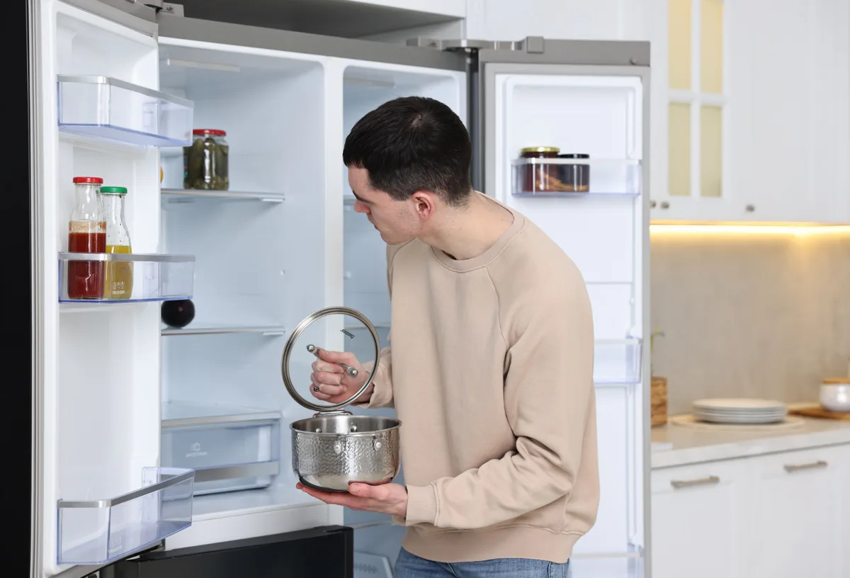 Posso colocar panela de alumínio com comida na geladeira? Nutricionista explica