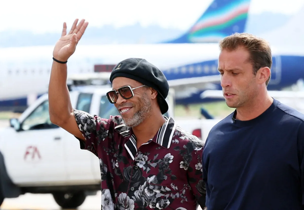 Ronaldinho llegó a Italia para firmar contrato y volver al fútbol profesional con 46 años: el sueño que quiere cumplir