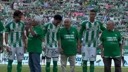 VÍDEO: jogadores do Betis entram em campo ao lado... dos 11 sócios mais antigos