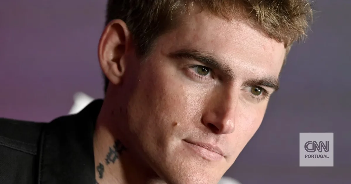 Polícia investiga morte do filho de Cindy Crawford, o modelo Presley Gerber, como "suspeita de overdose"
