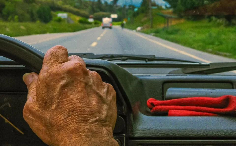 Idosos acima de 70 anos com alguma dessas 5 doenças não poderão mais renovar a CNH