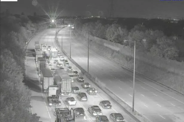 M25 Surrey Live: Serious crash closes motorway as drivers issued Heathrow and Gatwick warning
