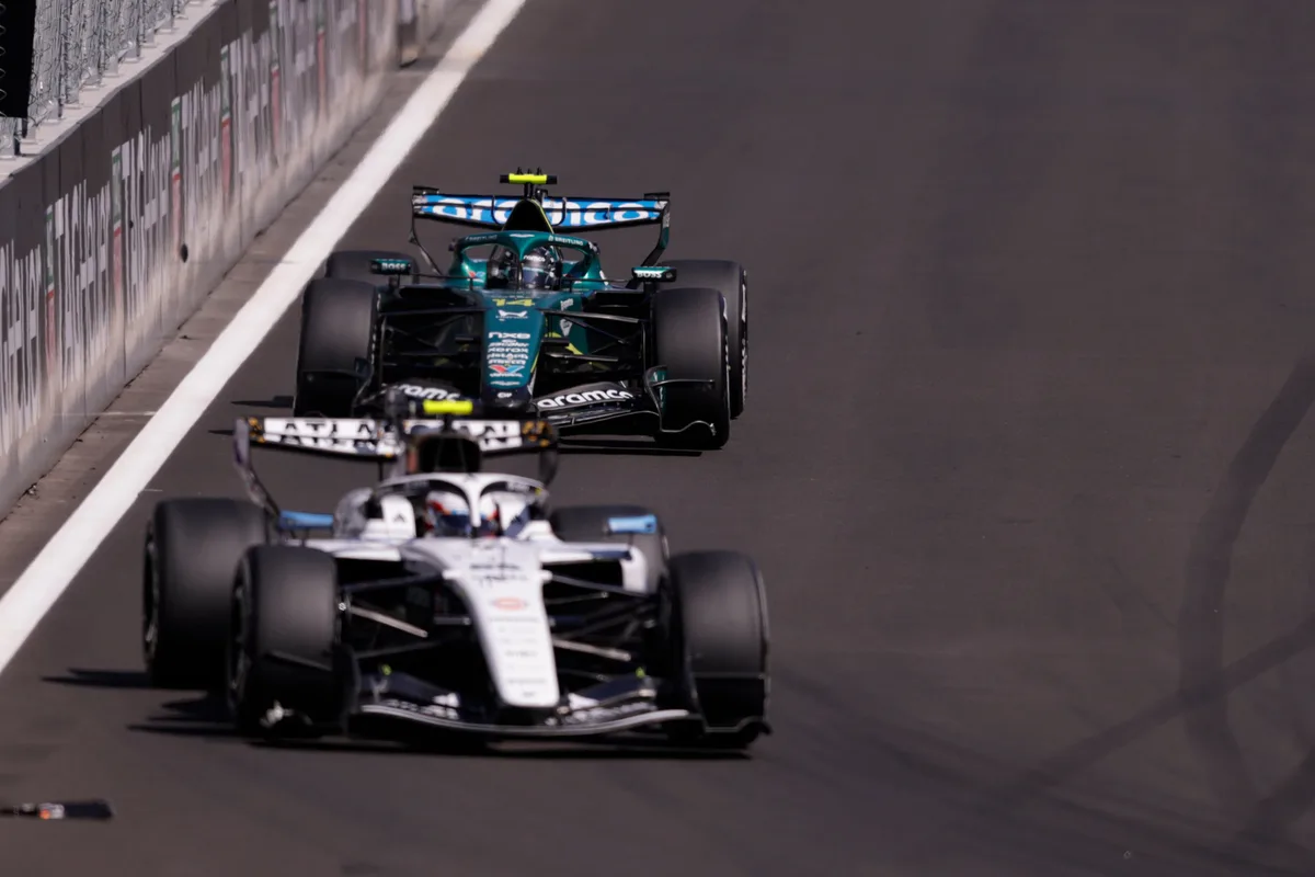 ¡Alonso y Sainz se tocan!