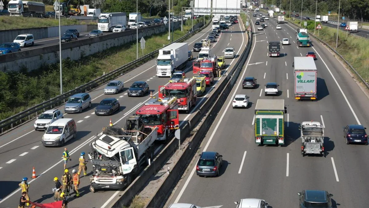 Un accidente múltiple entre El Papiol y Sant Cugat obliga a cortar la AP-7
