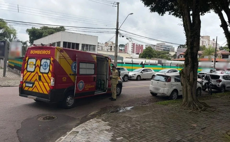Motociclista tenta desviar de caminhonete e sofre acidente no Bigorrilho: “Sempre sujeito a ferimentos graves”, alerta bombeiro