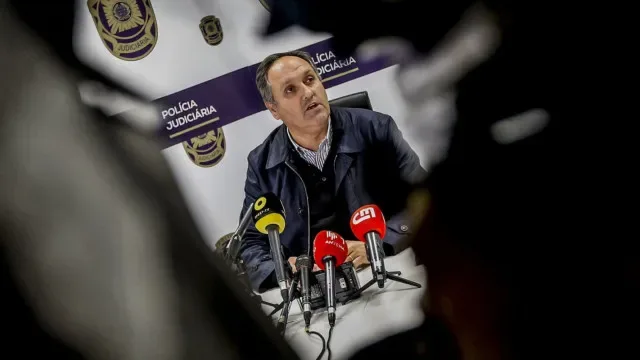 Telemóvel de diretor nacional da PJ apreendido no âmbito de buscas do MP
