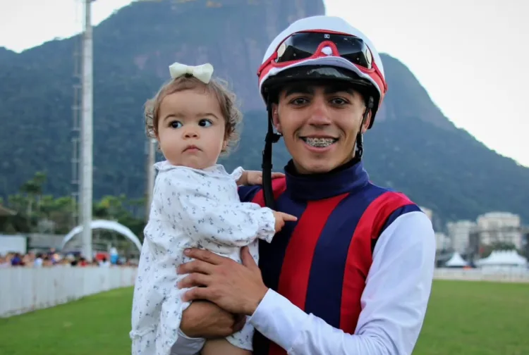 Jóquei de 27 anos morre após sofrer queda de cavalo em prova no Rio de Janeiro