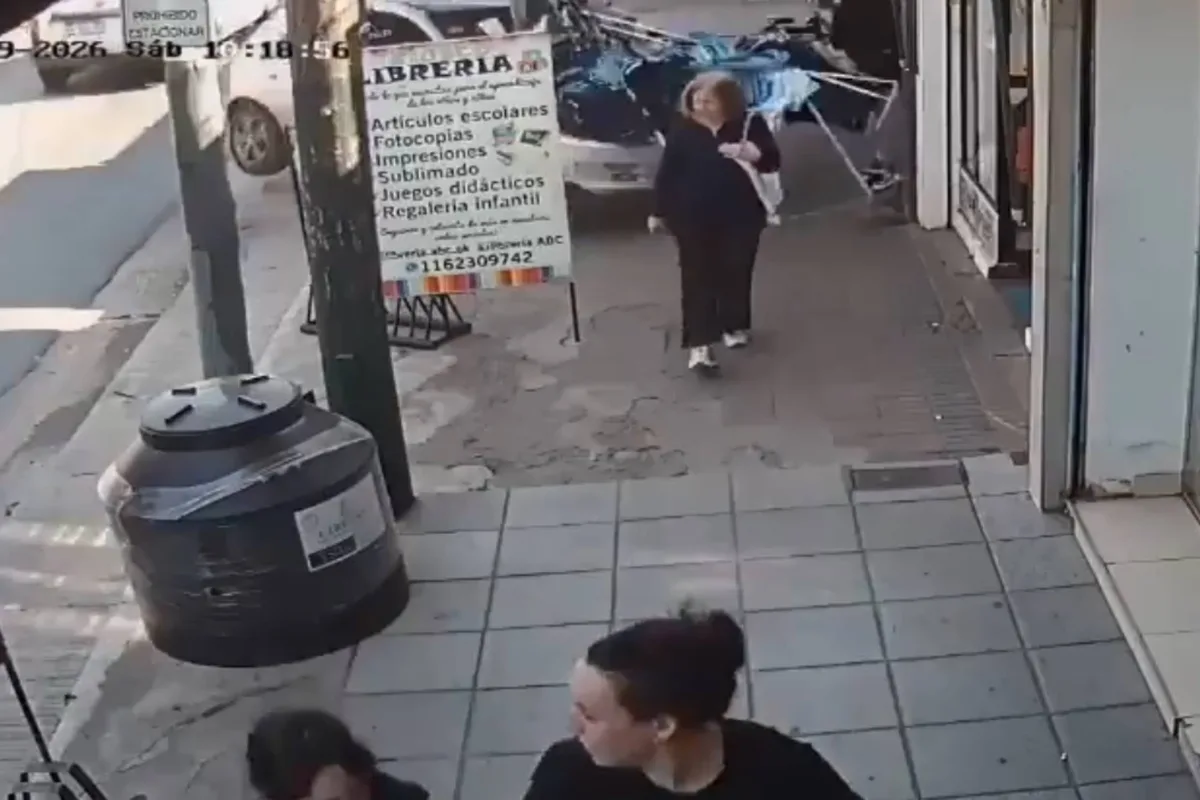 Un conductor se descompensó, se subió a la vereda y atropelló a una joven