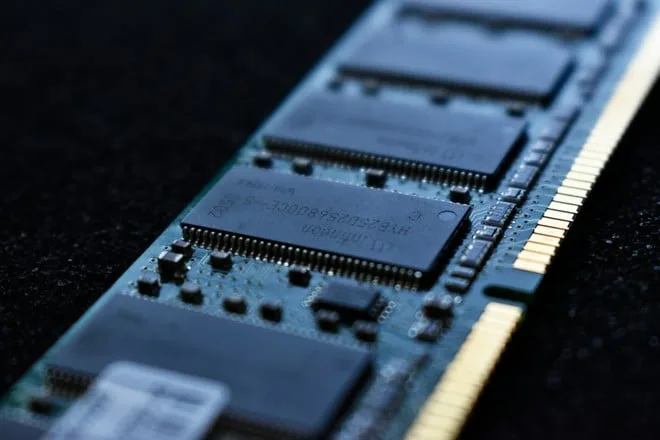 AMD promete saltos de eficiência com memórias 3D DRAM e expõe superaquecimento