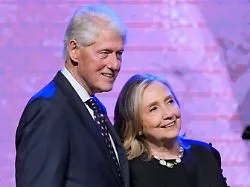 Intrigen, Affären, Skandale: Bill Clinton - das Stehaufmännchen der US-Politik wird 80