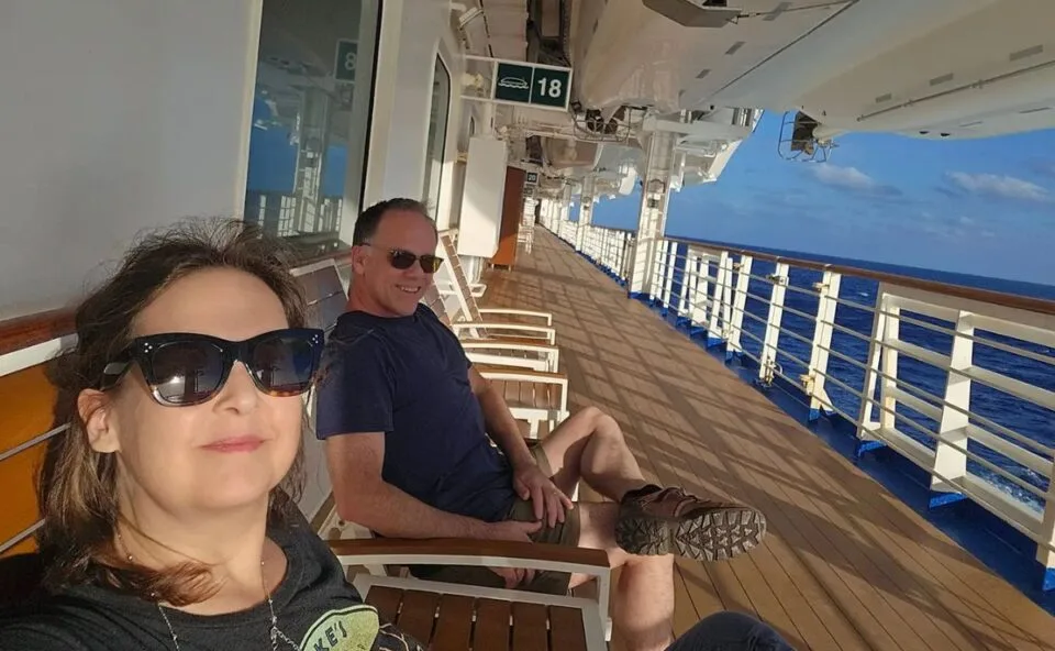 Vida em alto-mar! Casal passa a viver em cruzeiro e gasta R$ 340 por dia