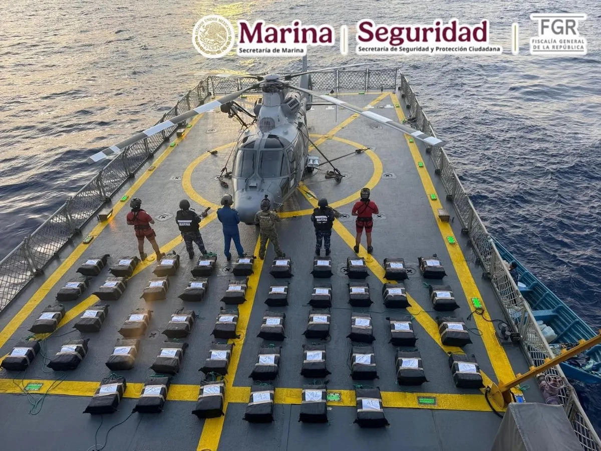 Semar y Guardia Costera de EEUU aseguran 1.2 toneladas de cocaína frente a Oaxaca, hay seis detenidos