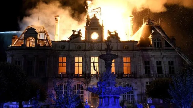 Welle der Gewalt: 400 Festnahmen und 60 verletzte Polizisten in Frankreich