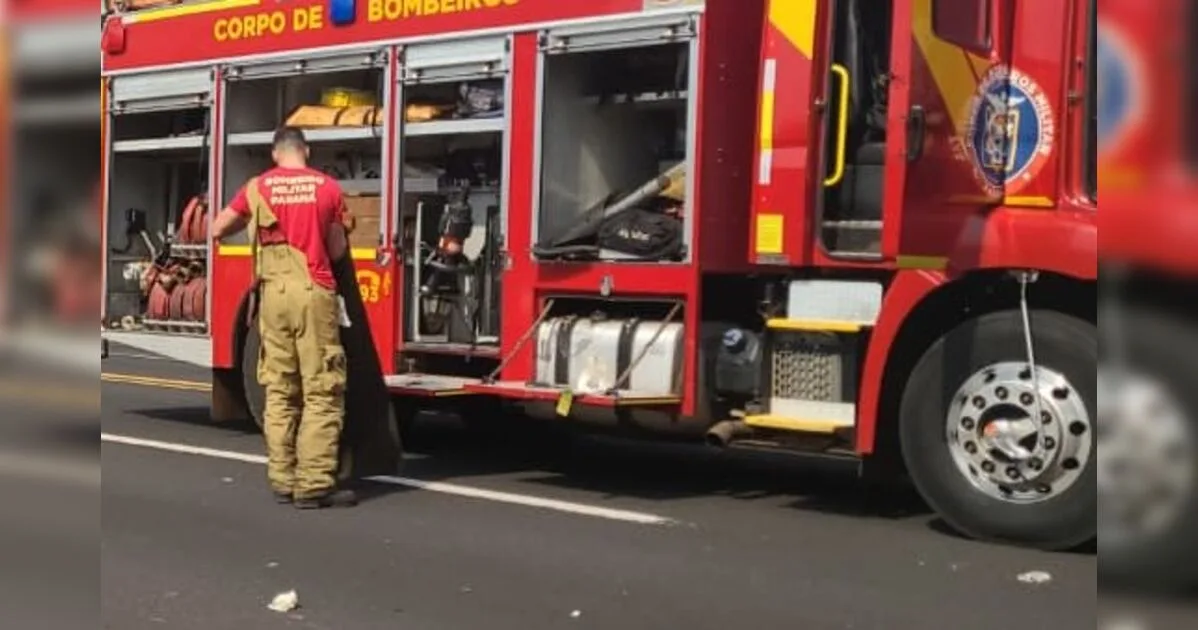 Batida entre Strada e carreta mobiliza bombeiros para conter vazamento de gasolina em Apucarana